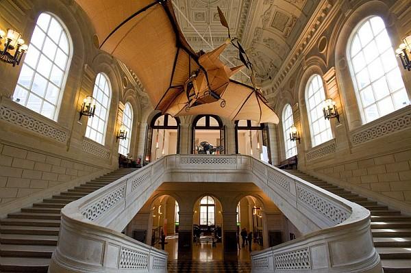 Collection du Musée des arts et métiers. Escalier d'honneur du Musée et Éole, «Avion» n°3 de Clément Ader, 1897. Don de Clément Ader, restauration par le Musée de l'Air et de l'Espace du Bourget. Collection du Musée des arts et métiers. Escalier d'honneur du M