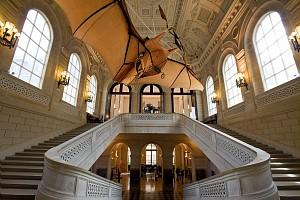 Collection du Musée des arts et métiers. Escalier d'honneur du Musée et Éole, «Avion» n°3 de Clément Ader, 1897. Don de Clément Collection du Musée des arts et métiers. Escalier d'honneur du Musée et Éole, «Avion» n°3 de Clément Ader, 1897. Don de Clément